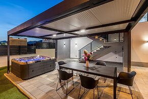 Scenic Kastel Luksic Apartments