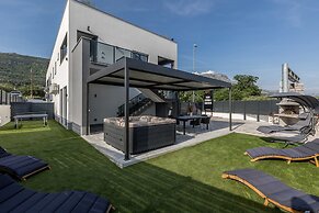 Scenic Kastel Luksic Apartments