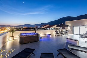 Scenic Kastel Luksic Apartments