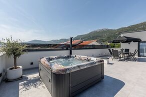 Scenic Kastel Luksic Apartments