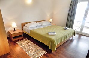 Trogir Sunny Apartments With Sea View