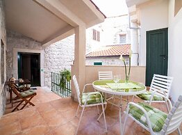 Seafront Villa With Furnished Sun Terrace, Close to the Beach