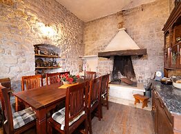 Seafront Villa With Furnished Sun Terrace, Close to the Beach