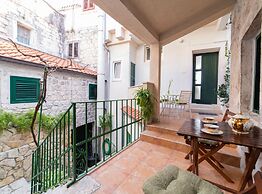 Seafront Villa With Furnished Sun Terrace, Close to the Beach
