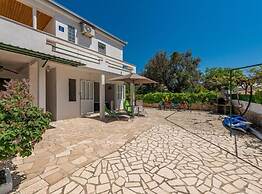 Beachfront Holiday Home With Hot Tub, Terrace, and Sea Views in Vinišć