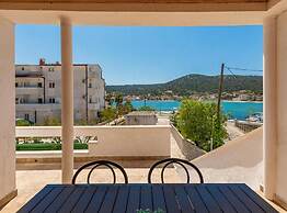 Beachfront Holiday Home With Hot Tub, Terrace, and Sea Views in Vinišć