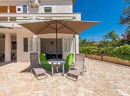 Beachfront Holiday Home With Hot Tub, Terrace, and Sea Views in Vinišć