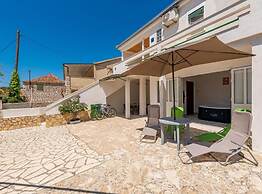 Beachfront Holiday Home With Hot Tub, Terrace, and Sea Views in Vinišć