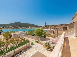 Beachfront Holiday Home With Hot Tub, Terrace, and Sea Views in Vinišć