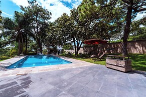 Spacious Villa with Pool, Soccer and Cricket Field