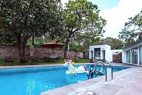 Spacious Villa with Pool, Soccer and Cricket Field