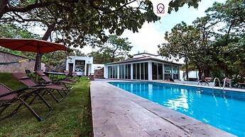 Spacious Villa with Pool, Soccer and Cricket Field