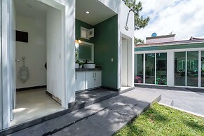 Spacious Villa with Pool, Soccer and Cricket Field