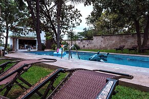 Spacious Villa with Pool, Soccer and Cricket Field