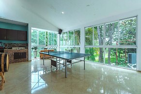 Spacious Villa with Pool, Soccer and Cricket Field