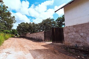 Spacious Villa with Pool, Soccer and Cricket Field