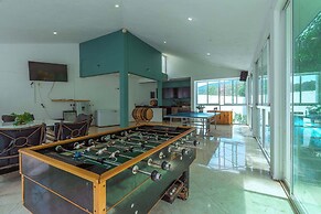 Spacious Villa with Pool, Soccer and Cricket Field