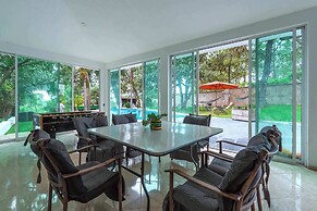 Spacious Villa with Pool, Soccer and Cricket Field