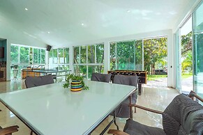 Spacious Villa with Pool, Soccer and Cricket Field