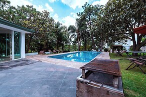 Spacious Villa with Pool, Soccer and Cricket Field