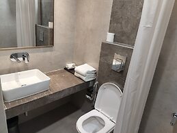 Hotel Luxe Opera NH8 - 7km from IGI Delhi Airport