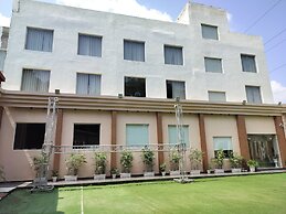 Hotel Luxe Opera NH8 - 7km from IGI Delhi Airport
