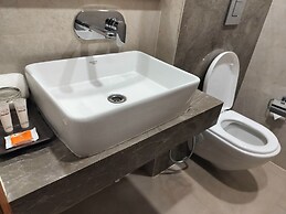 Hotel Luxe Opera NH8 - 7km from IGI Delhi Airport