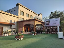 Hotel Luxe Opera NH8 - 7km from IGI Delhi Airport