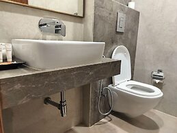 Hotel Luxe Opera NH8 - 7km from IGI Delhi Airport