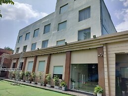 Hotel Luxe Opera NH8 - 7km from IGI Delhi Airport