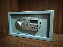 Hotel Luxe Opera NH8 - 7km from IGI Delhi Airport