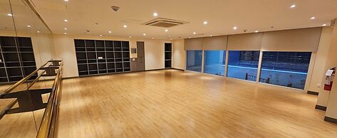 Makati Bliss Apartment - Cozy Urban Retreat