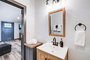 2 Mi to Warm Springs Pools: Home w/ Large Yard!