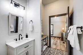 2 Mi to Warm Springs Pools: Home w/ Large Yard!