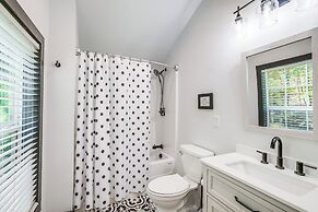 2 Mi to Warm Springs Pools: Home w/ Large Yard!