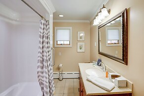 1 Mi to Dtwn: Cottage w/ Large Yard in Stockbridge