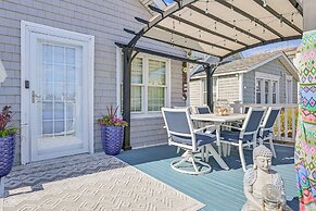 Walk to Ocean: Pet-friendly Home in Long Beach!