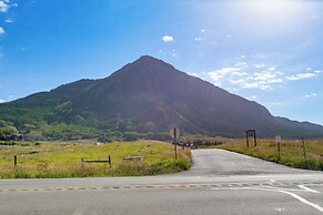 Walk to Ski Lifts: Cozy Crested Butte Condo