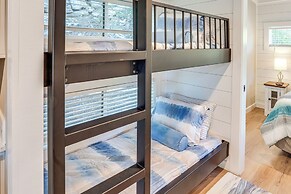 Deck, Grill & Fishing Pond: Modern Cookeville Gem