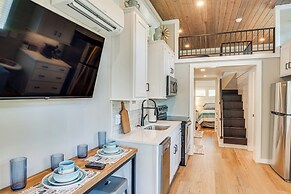 Deck, Grill & Fishing Pond: Modern Cookeville Gem