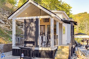 Deck, Grill & Fishing Pond: Modern Cookeville Gem