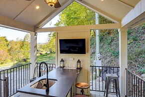 Deck, Grill & Fishing Pond: Modern Cookeville Gem