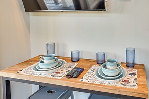 Deck, Grill & Fishing Pond: Modern Cookeville Gem