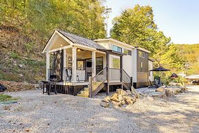 Deck, Grill & Fishing Pond: Modern Cookeville Gem