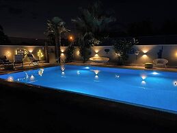 Atroa Otel