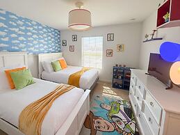 Family Townhome w Private Pool