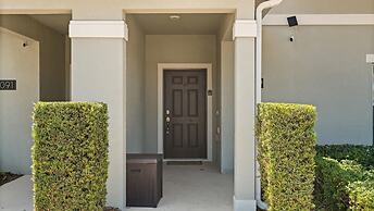 Family Townhome w Private Pool