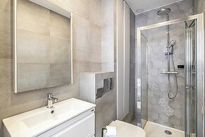 Magnificent Renovated 2 Room Apartment