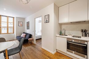 Magnificent Renovated 2 Room Apartment