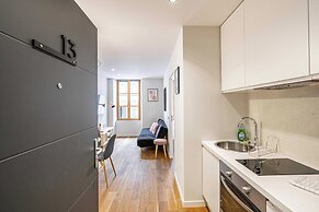 Magnificent Renovated 2 Room Apartment